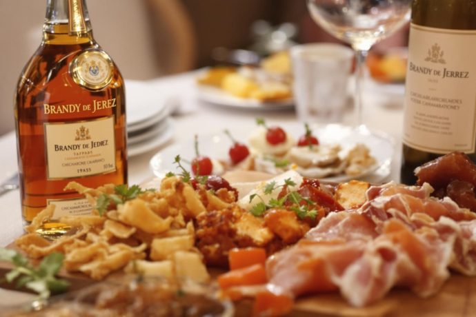 mesa con aperitivos y brandy de jerez
