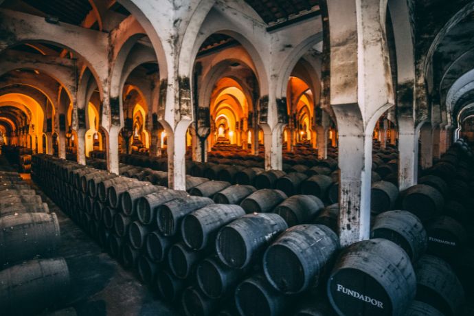 bodega la mezquita con Brandy de Jerez en las botas