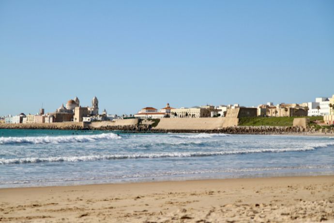 Playa de la Victoria en Cádiz capital con la Catedral al fondo