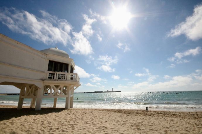 Playa de la Fontanilla, una de las playas más bonitas de Cádiz con excelente ambiente y chiringuitos